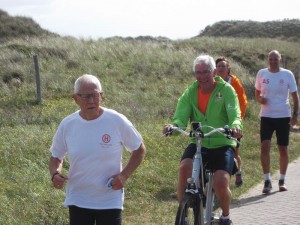 Roland, hier op de fiets tijdens de loopfiets-estafette tijdens de jubileumdag