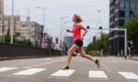 Hardloopster Lineke Kroon rent iedereen op een hoopje